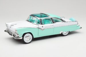 Ford Crown Victoria Seafoam Зелен & Бял Road Legends 1:18 92138 Метал