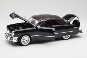 Ford Deluxe Кабриолет Черен Maisto 1:18 31681 Метал — снимка 2 от 8