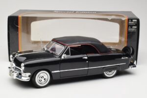 Ford Deluxe Кабриолет Черен Maisto 1:18 31681 Метал — снимка 8 от 8