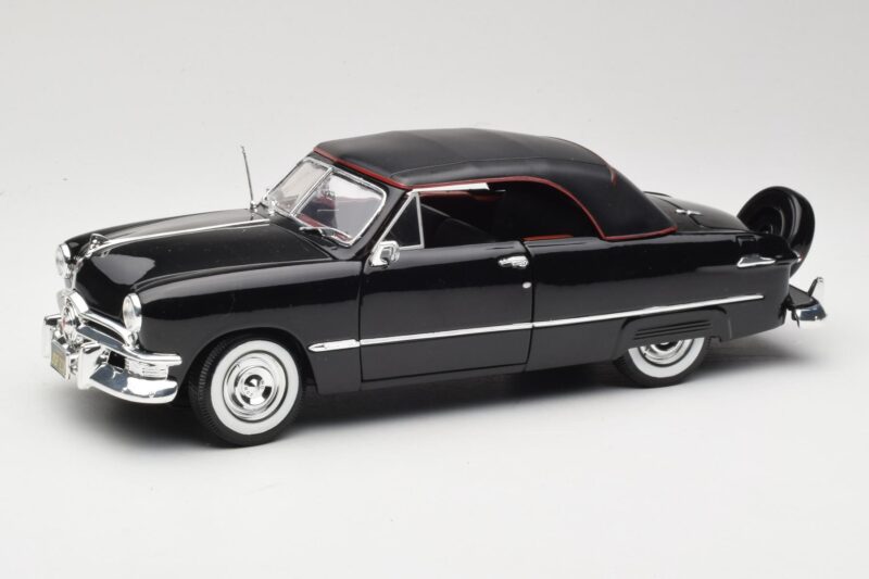 Ford Deluxe Кабриолет Черен Maisto 1:18 31681 Метал