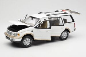 Ford Expedition Eddie Bauer Бял UT Models 1:18 22712 Метал — снимка 2 от 8