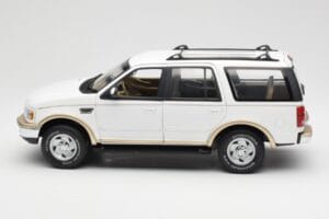 Ford Expedition Eddie Bauer Бял UT Models 1:18 22712 Метал — снимка 4 от 8