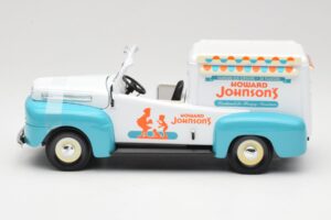 Ford F-1 Howard Johnson's Ice Cream Road Signature 1:18 92229 Метал — снимка 3 от 6