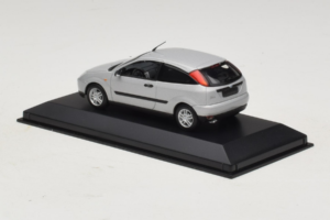 Ford Focus Mk1 3-Door Сребърен Minichamps 1:43 FOCUS005 Метал — снимка 3 от 5