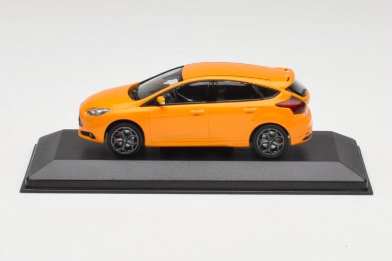 Ford Focus ST Mk3 Tangerine Scream Minichamps 1:43 FOCUS001 Метал