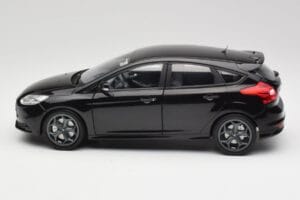 Ford Focus ST Mk2 Panther Black Metallic Minichamps 1:18 110082000 Метал — снимка 4 от 8