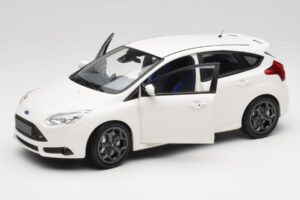 Ford Focus ST Mk2 Бял Minichamps 1:18 110082004 Метал — снимка 2 от 8