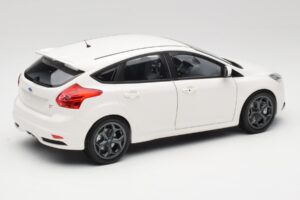 Ford Focus ST Mk2 Бял Minichamps 1:18 110082004 Метал — снимка 3 от 8