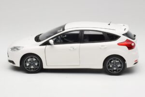 Ford Focus ST Mk2 Бял Minichamps 1:18 110082004 Метал — снимка 4 от 8