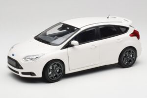 Ford Focus ST Mk2 Бял Minichamps 1:18 110082004 Метал