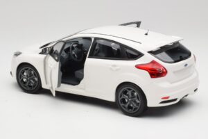Ford Focus ST Mk2 Бял Minichamps 1:18 110082004 Метал — снимка 5 от 8
