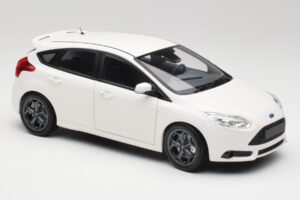 Ford Focus ST Mk2 Бял Minichamps 1:18 110082004 Метал — снимка 6 от 8
