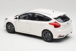 Ford Focus ST Mk2 Бял Minichamps 1:18 110082004 Метал — снимка 7 от 8
