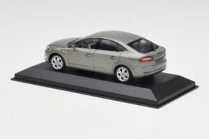 Ford Mondeo Mk3 Sedan Сив Metallic Minichamps 1:43 IND403086003 Метал — снимка 3 от 4
