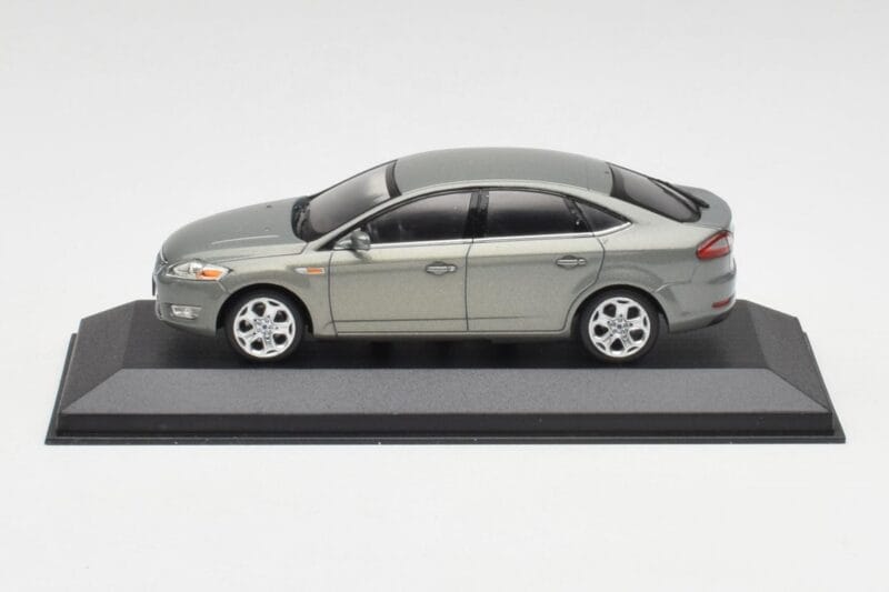 Ford Mondeo Mk3 Sedan Сив Metallic Minichamps 1:43 IND403086003 Метал