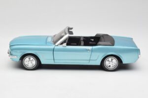 Ford Mustang Кабриолет Arcadian Blue Revell 1:18 8832-F1 Метал — снимка 4 от 8
