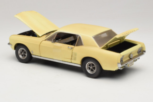 Ford Mustang Coupe Жълт The Walking Dead Greenlight 1:18 12958 Метал — снимка 5 от 8
