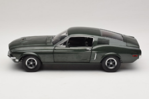 Ford Mustang GT Bullitt с Фигурка на Steve McQueen Greenlight 1:18 12885 Метал — снимка 4 от 8