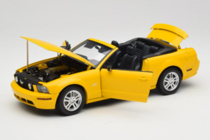 Ford Mustang GT S197 Кабриолет Screaming Yellow AUTOart 1:18 73062 Метал — снимка 2 от 8