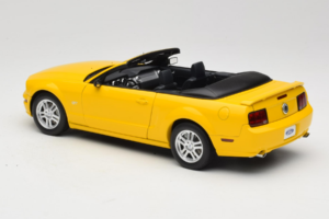 Ford Mustang GT S197 Кабриолет Screaming Yellow AUTOart 1:18 73062 Метал — снимка 7 от 8