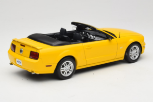 Ford Mustang GT S197 Кабриолет Screaming Yellow AUTOart 1:18 73062 Метал — снимка 3 от 8