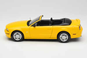 Ford Mustang GT S197 Кабриолет Screaming Yellow AUTOart 1:18 73062 Метал — снимка 4 от 8