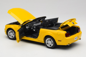 Ford Mustang GT S197 Кабриолет Screaming Yellow AUTOart 1:18 73062 Метал — снимка 5 от 8