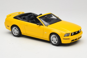 Ford Mustang GT S197 Кабриолет Screaming Yellow AUTOart 1:18 73062 Метал — снимка 6 от 8