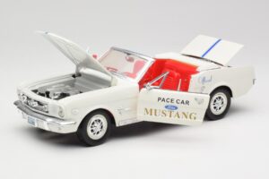 Ford Mustang Pace Car Wimbledon White Solido 1:18 81578 Метал — снимка 2 от 8