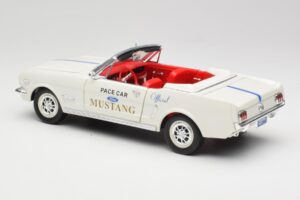Ford Mustang Pace Car Wimbledon White Solido 1:18 81578 Метал — снимка 7 от 8