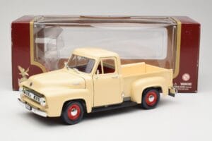 Ford Pickup Colonial Бял Road Legends 1:18 92148 Метал — снимка 8 от 8