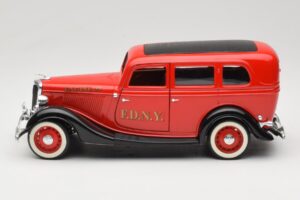 Ford Sedan Червен Solido 1:18 8066 Метал — снимка 4 от 8