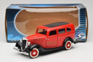 Ford Sedan Червен Solido 1:18 8066 Метал — снимка 8 от 8