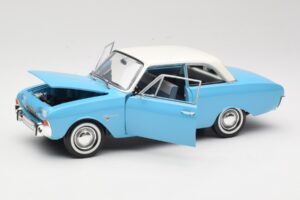 Ford Taunus 17M P2 Син Revell 1:18 08817 Метал — снимка 2 от 8
