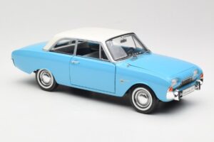 Ford Taunus 17M P2 Син Revell 1:18 08817 Метал — снимка 6 от 8