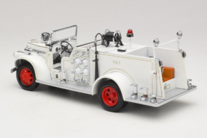 GMC Пожарна Кола Бял Road Signature 1:18 20068 Метал — снимка 7 от 9