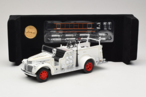GMC Пожарна Кола Бял Road Signature 1:18 20068 Метал — снимка 8 от 9