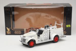 GMC Пожарна Кола Бял Road Signature 1:18 20068 Метал — снимка 9 от 9