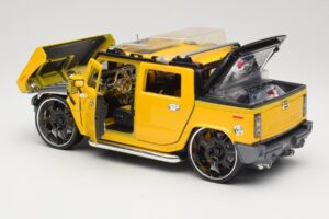 Hummer H2 SUT Concept Жълт Maisto 1:18 31067 Метал — снимка 5 от 8