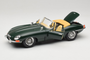 Jaguar E-Type Кабриолет Зелен Bburago 1:18 3026 Метал — снимка 2 от 8