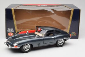 Jaguar E-Type Series 1 Зелен Bburago 1:18 3018-M1 Метал — снимка 2 от 8