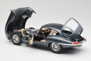 Jaguar E-Type Series 1 Зелен Bburago 1:18 3018-M1 Метал — снимка 7 от 8