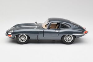 Jaguar E-Type Сив Bburago 1:18 30018 Метал — снимка 4 от 8