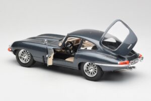 Jaguar E-Type Сив Bburago 1:18 30018 Метал — снимка 5 от 8
