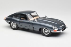 Jaguar E-Type Сив Bburago 1:18 30018 Метал — снимка 6 от 8