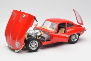 Jaguar E-Type Червен Bburago 1:18 3018 Метал — снимка 2 от 8