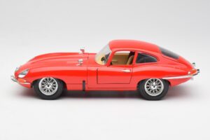 Jaguar E-Type Червен Bburago 1:18 3018 Метал — снимка 4 от 8