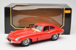 Jaguar E-Type Червен Bburago 1:18 3018 Метал — снимка 8 от 8