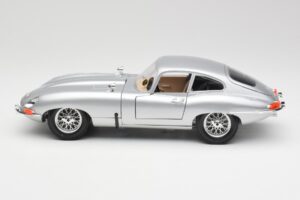 Jaguar E-Type Series 1 Сребрист Bburago 1:18 3018-M2 Метал — снимка 4 от 8