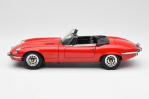 Jaguar E-Type Roadster Series III V12 Червен AUTOart 1:18 73523 Метал — снимка 4 от 8
